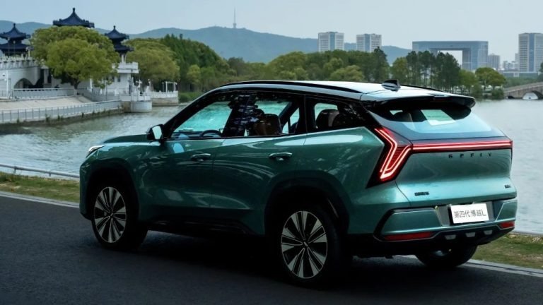 Совершенно новый Geely Atlas следующего поколения за 92,9 тыс. юаней (1 млн рублей), который стал гораздо больше, поступил в продажу в Китае