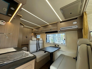 8-ступенчатый «автомат», мощный мотор, полный привод, а также душ, холодильник и даже стиральная машина. В России продают автодом Changan Hunter Plus 2025 года за 8,4 млн рублей - 5 8-ступенчатый «автомат», мощный мотор, полный привод, а также душ, холодильник и даже стиральная машина. В России продают автодом Changan Hunter Plus 2025 года за 8,4 млн рублей