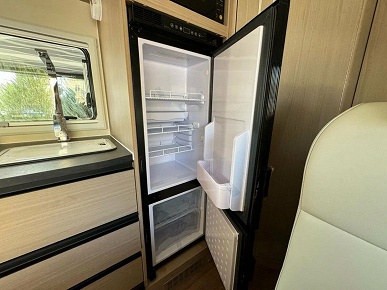 8-ступенчатый «автомат», мощный мотор, полный привод, а также душ, холодильник и даже стиральная машина. В России продают автодом Changan Hunter Plus 2025 года за 8,4 млн рублей - 7 8-ступенчатый «автомат», мощный мотор, полный привод, а также душ, холодильник и даже стиральная машина. В России продают автодом Changan Hunter Plus 2025 года за 8,4 млн рублей