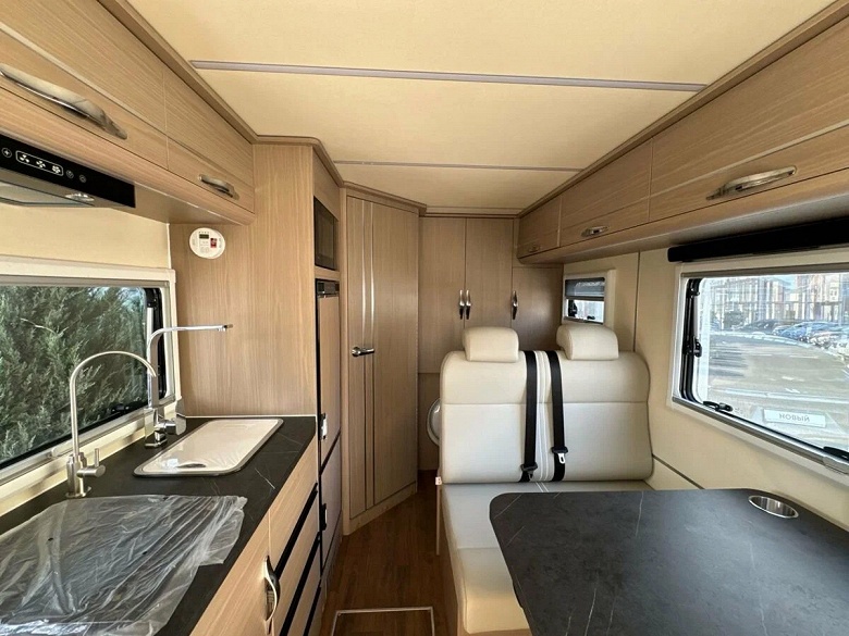 8-ступенчатый «автомат», мощный мотор, полный привод, а также душ, холодильник и даже стиральная машина. В России продают автодом Changan Hunter Plus 2025 года за 8,4 млн рублей - 9 8-ступенчатый «автомат», мощный мотор, полный привод, а также душ, холодильник и даже стиральная машина. В России продают автодом Changan Hunter Plus 2025 года за 8,4 млн рублей