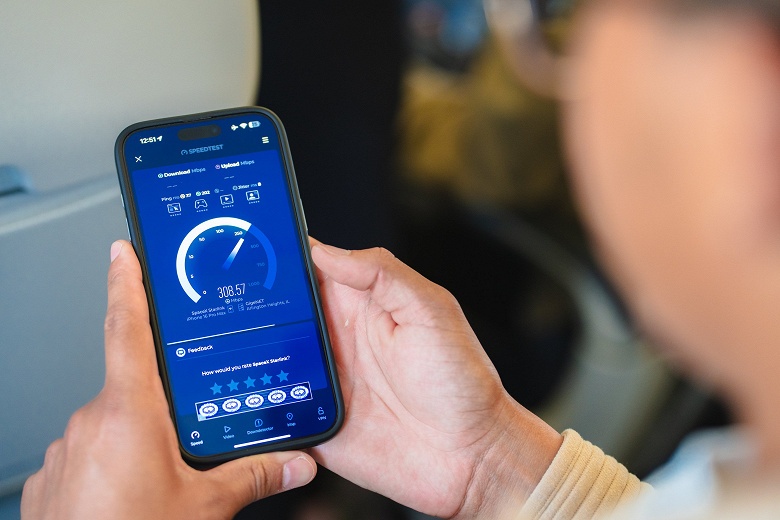 Starlink со скоростью более 300 Мбит/с для пассажиров гражданских самолётов стал доступен для клиентов United Airlines