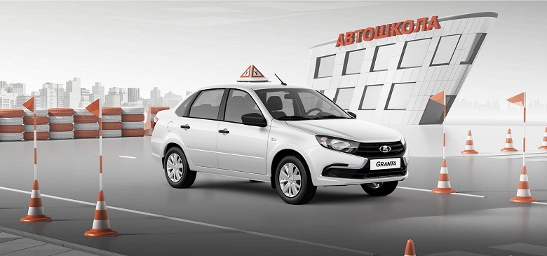 АвтоВАЗ начал выпуск Lada Granta с пятью педалями и дополнительным зеркалом за миллион рублей