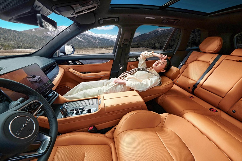 Большой и мощный кроссовер Geely &mdash; очень дешево: 554-сильный полноприводный Lynk & Co 09 EM-P в Китае продают со скидкой в 5555 долларов