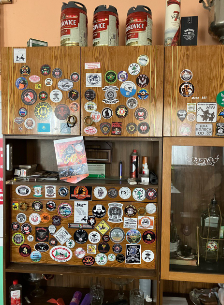 На байкпосте «Степные братья», много наклеек путешественников. Где-то здесь и моя.