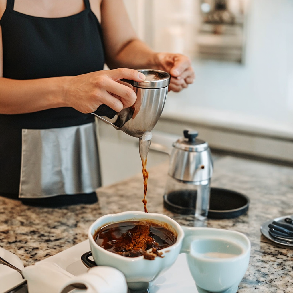 Человек готовит кофе