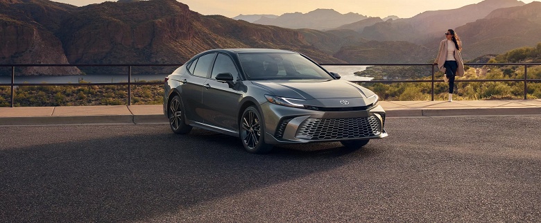 В Россию завезли сотни Toyota Camry нового поколения: дилеры переценили спрос, цены упали - 1 В Россию завезли сотни Toyota Camry нового поколения: дилеры переценили спрос и цены пошли вниз