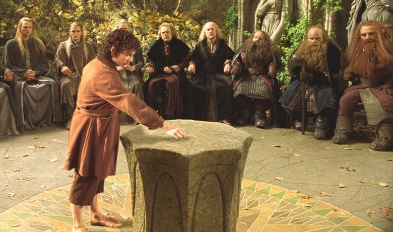 Фродо перед Советом Братства. Кадр из фильма  «Властелин колец»