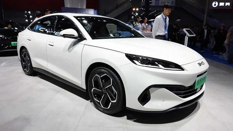 Замена BMW 330e и Skoda Superb. В Европе представлены седан и универсал BYD Seal 06