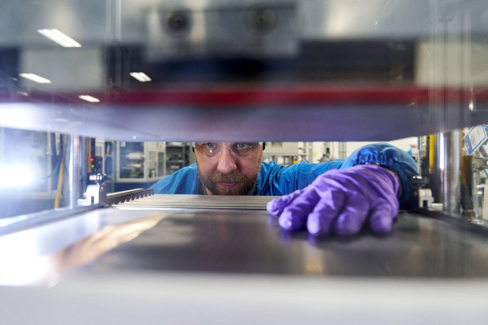 Сотрудник лаборатории GM за работой. Источник