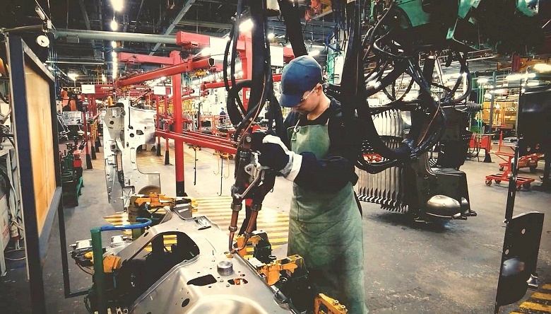 «Симбиоз сварочных клещей и человека — это что-то сродни искусственному интеллекту», — появилось фото нового роботизированного комплекса на АвтоВАЗе - 1 «Симбиоз сварочных клещей и человека — это что-то сродни искусственному интеллекту», — появилось фото нового роботизированного комплекса на АвтоВАЗе