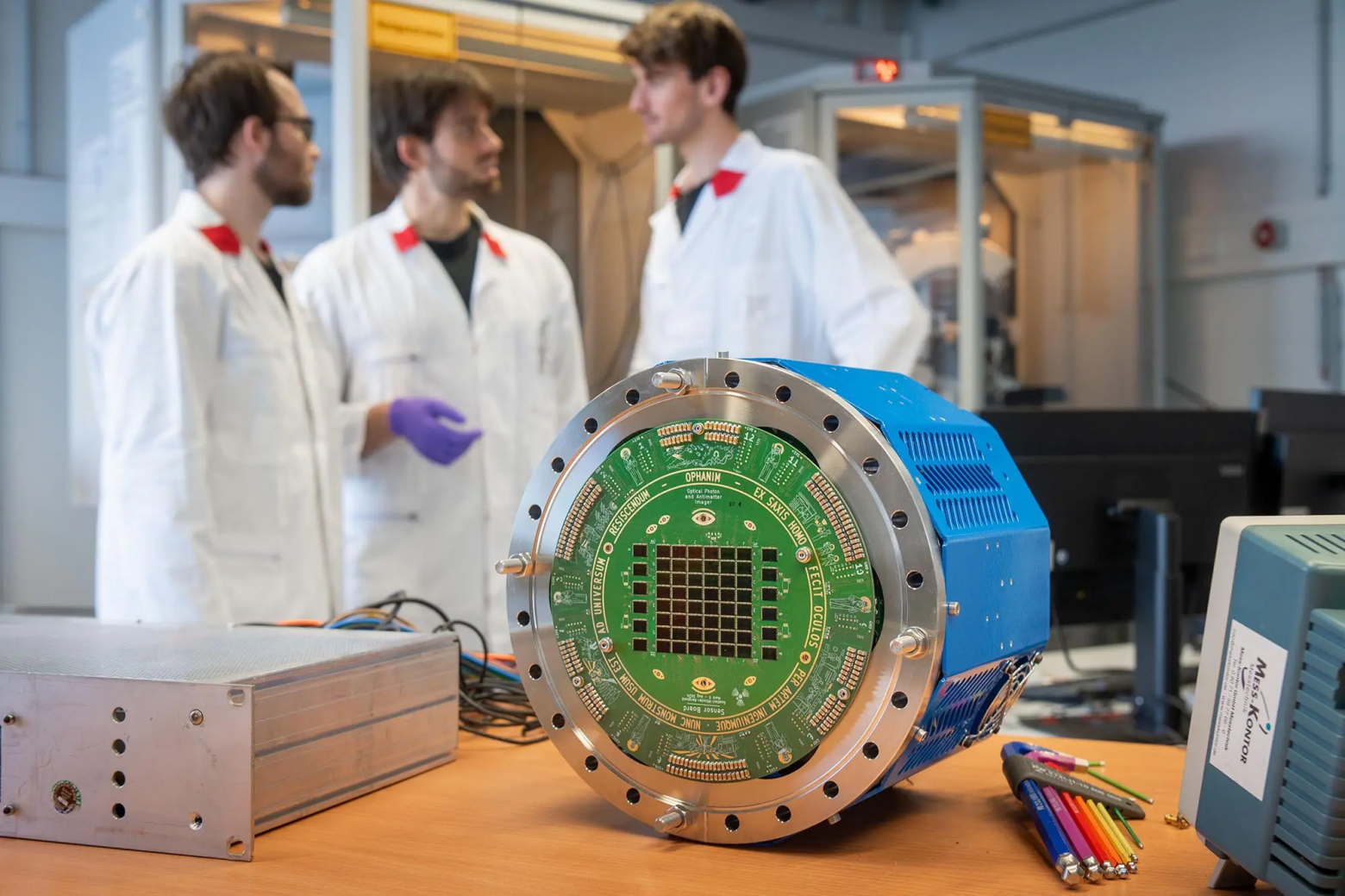 Сколько нужно смартфонов, чтобы поймать античастицу - 2