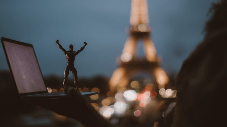 Mistral AI выпустила открытую модель Devstral для автономной разработки ПО, работающую на ноутбуке