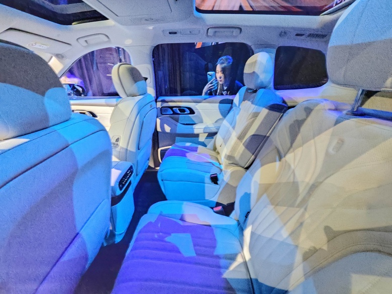 Крутой аналог Mercedes-Maybach GLS и BMW X7. Представлен роскошный шестиместный внедорожник Geely Galaxy M9 с расходом 4,8 л/100 км и динамикой спорткара