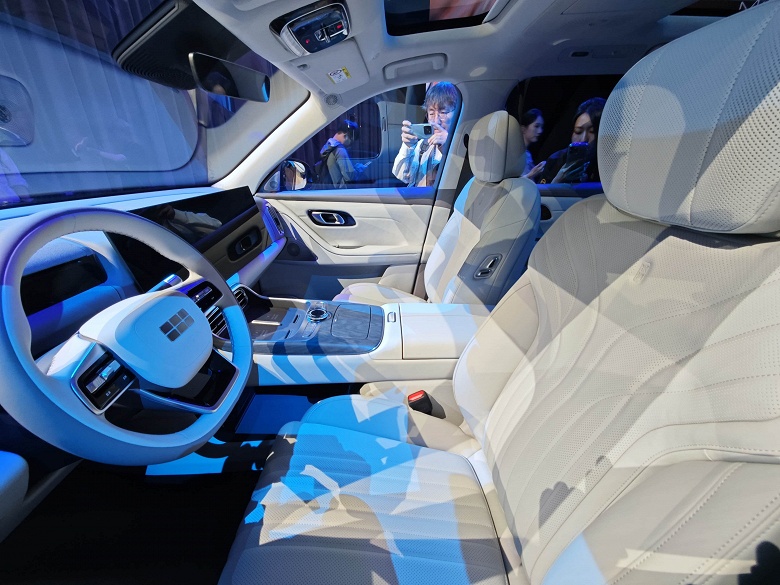 Крутой аналог Mercedes-Maybach GLS и BMW X7. Представлен роскошный шестиместный внедорожник Geely Galaxy M9 с расходом 4,8 л/100 км и динамикой спорткара