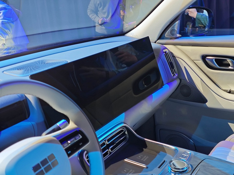 Крутой аналог Mercedes-Maybach GLS и BMW X7. Представлен роскошный шестиместный внедорожник Geely Galaxy M9 с расходом 4,8 л/100 км и динамикой спорткара