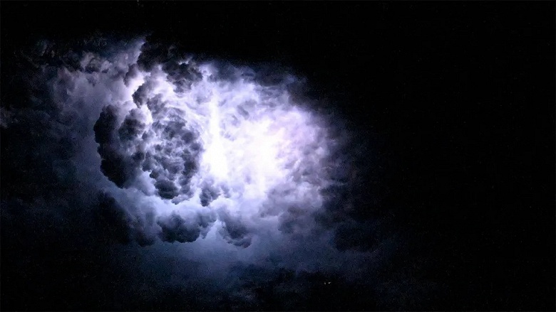 Астронавт NASA Энн Макклейн показала молнии с МКС