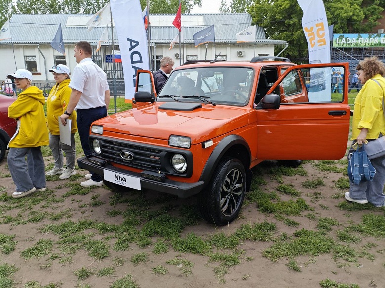Это Lada Niva Sport в совершенно новом цвете: машину показали на фото
