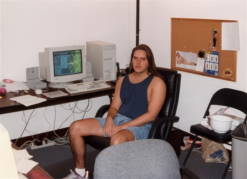  Создатель Shadow Warrior Джим Норвуд за своим рабочим местом в 1997 году