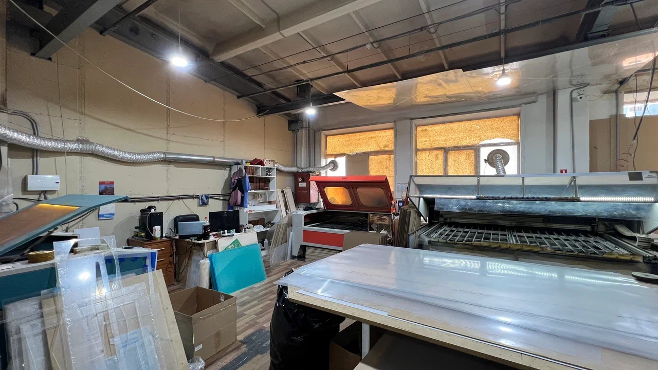 Здесь режут и гравируют элементы декора, отверстия и мелкие детали из пластиков и акрила.