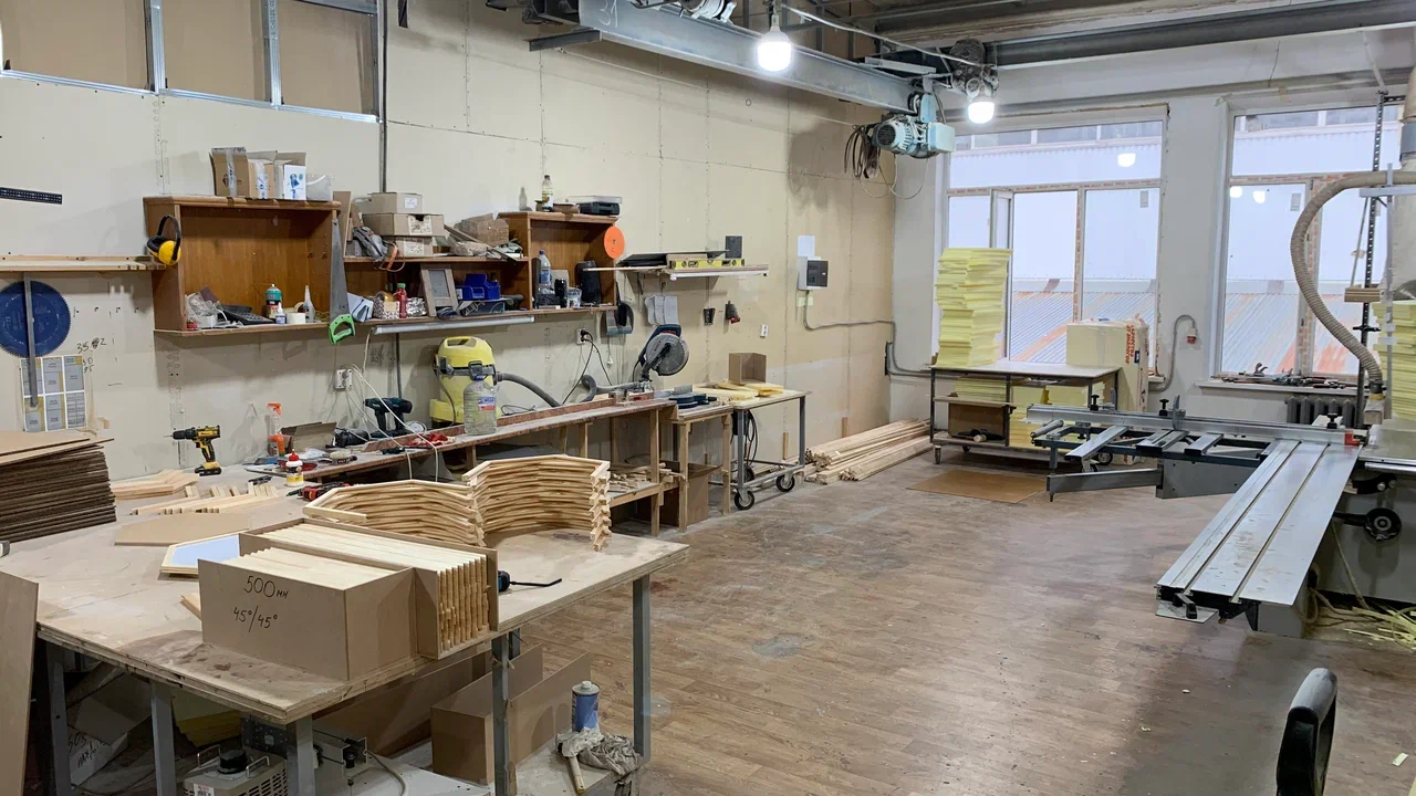 Здесь изготавливаются мелкие изделия из дерева (например, подставки), которые позже поступают на сборку или упаковку.