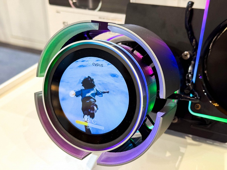 Ocypus показала прототип СЖО Sigma Ultra с вентилятором, экраном и раскрывающимся &laquo;соплом&raquo; на помпе