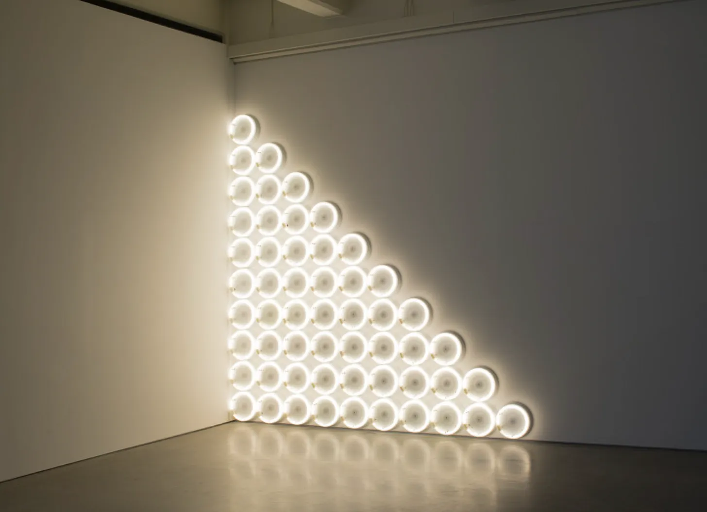 Без названия (посвящается человеку, Джорджу Макгоуэну), №2, Дэн Флавин. Dia Beacon, 2024.    