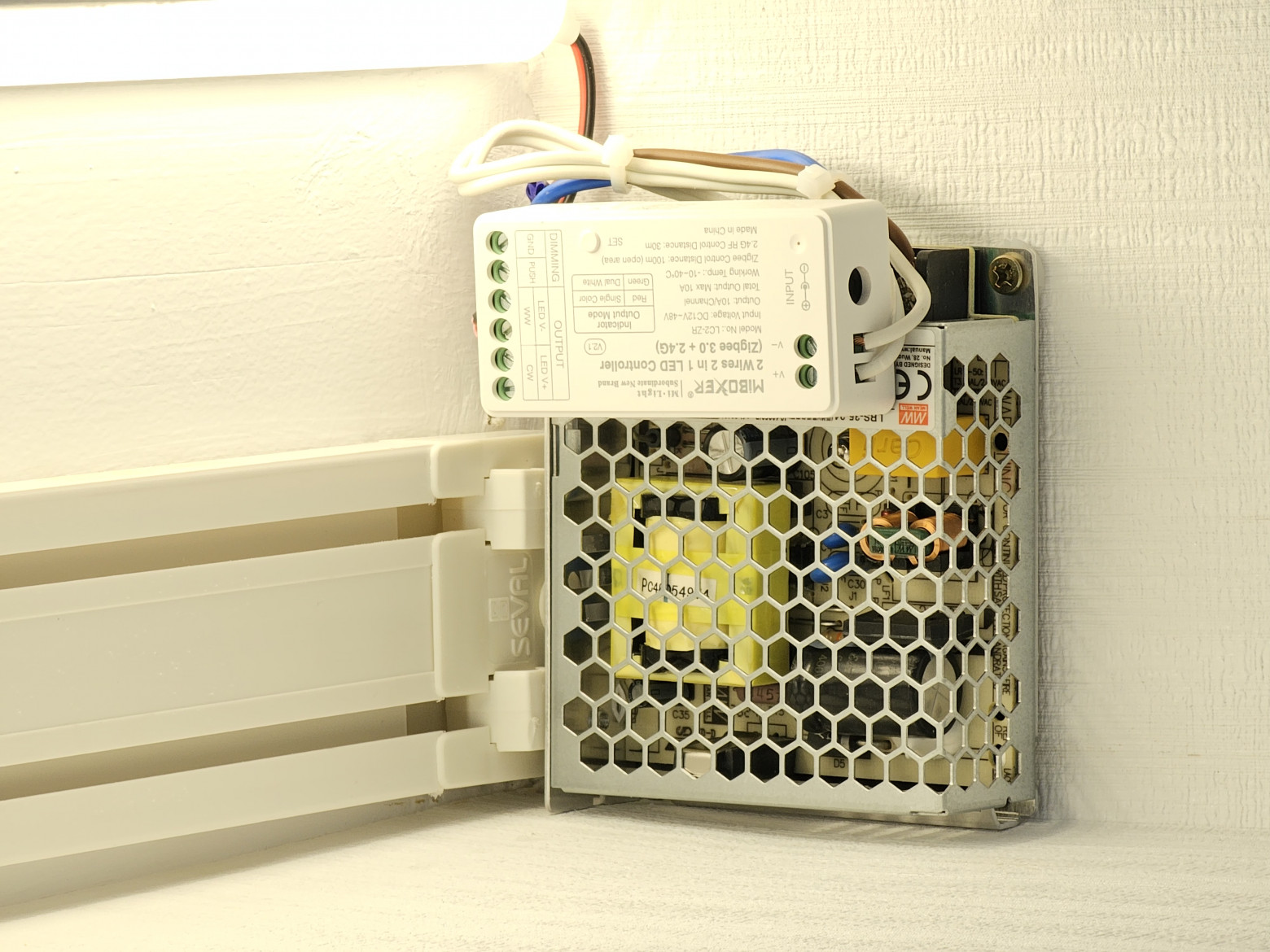 Контроллер CCT LED. Хоть к нему и можно подключить выключатель напрямую, его здесь нет..