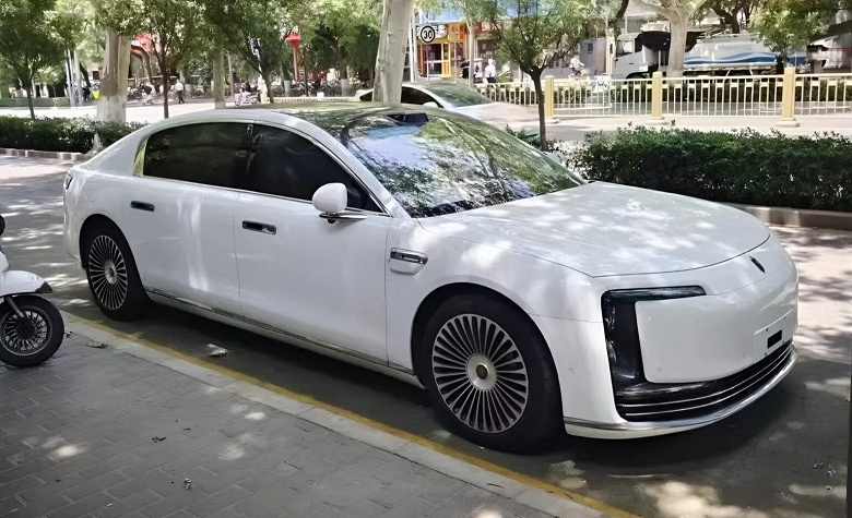 Замена Mercedes-Maybach S-Class длиной почти 5,5 м с крошечным радиусом разворота 3,8 м, мощностью до 864 л.с. и новейшими технологиями. Серийная версия Maextro S800 прибыла к дилерам