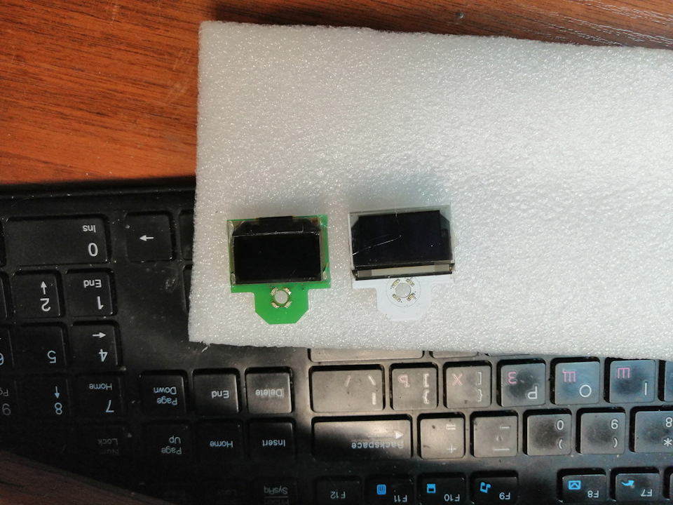 Справа родная плата, слева новая с микроконтроллером.