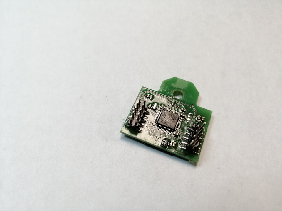 С обратной стороны (залита лаком)