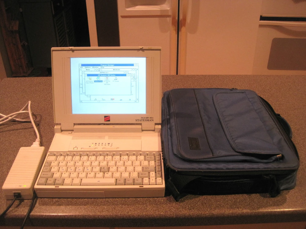 Ноутбук Statesman 810410 1993 года. Источник: https://vintage-packard-bell.fandom.com/