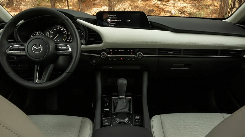 В Россию едет крупная партия Mazda 3 2025: 2,0-литровый мотор, классический «автомат» и цена 3,69 млн рублей - 2 В Россию едет крупная партия Mazda 3 2025: 2,0-литровый мотор, классический «автомат» и цена 3,69 млн рублей