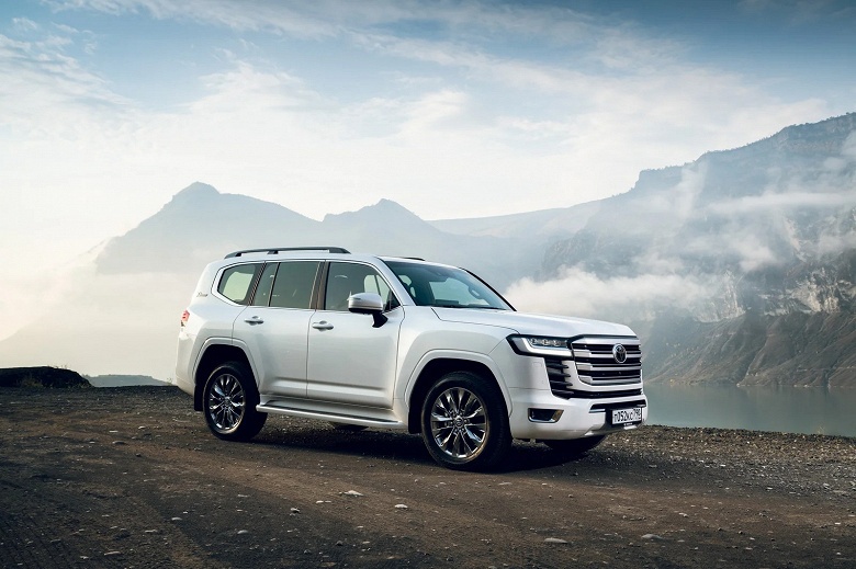 Toyota возобновила продажи автомобилей в России. Названы актуальные цены Land Cruiser, Highlander, RAV4, Camry - 1 Toyota возобновила продажи автомобилей в России. Названы актуальные цены Land Cruiser, Highlander, RAV4, Camry