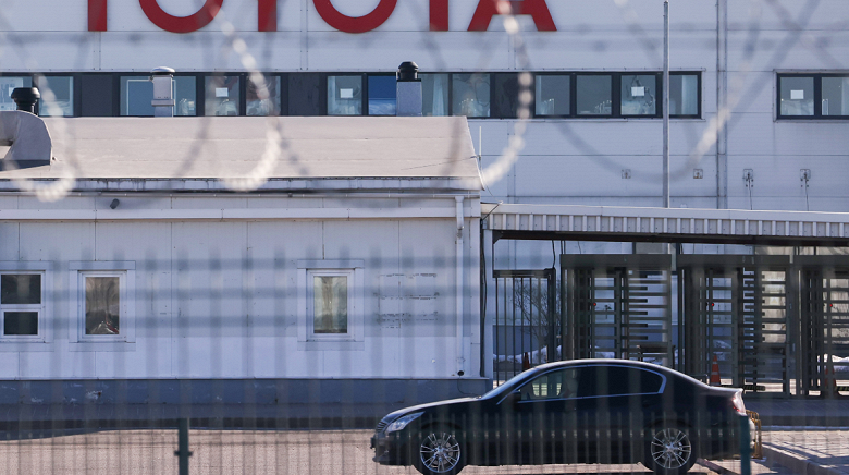 Toyota объяснила, почему компания не возобновляла поставки новых автомобилей в Россию