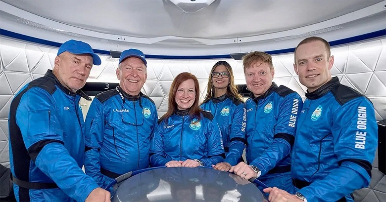 Шесть новых гражданских астронавтов Blue Origin установили личные рекорды в космосе - 2 Шесть новых гражданских астронавтов Blue Origin установили личные рекорды в космосе