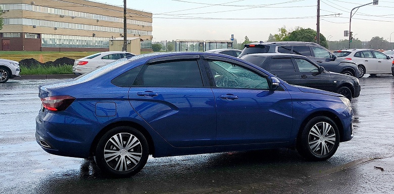 От чёрно-белых Lada Niva Bronto отказываются. Абсолютное большинство новых машин окрашены металлизированными эмалями