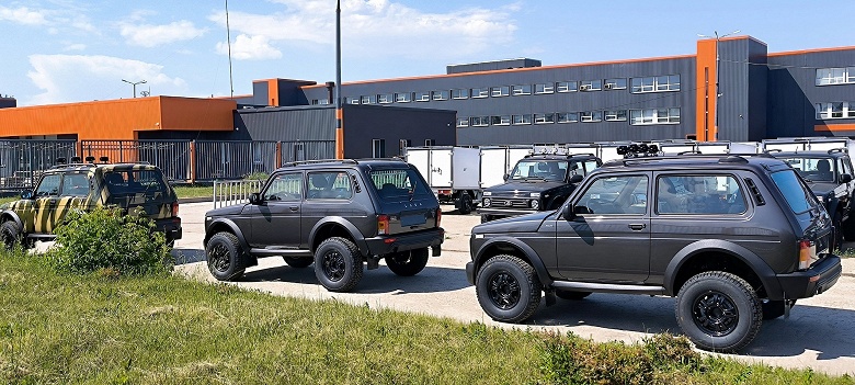 От чёрно-белых Lada Niva Bronto отказываются. Абсолютное большинство новых машин окрашены металлизированными эмалями
