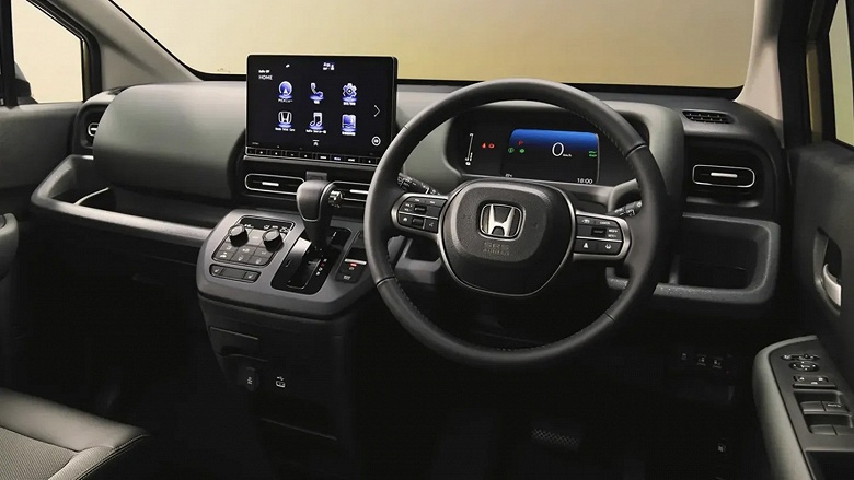 В продаже в России появился Honda Freed Crosstar: компактвэн-кроссовер с простым атмосферным мотором оценили в 2,14 млн рублей