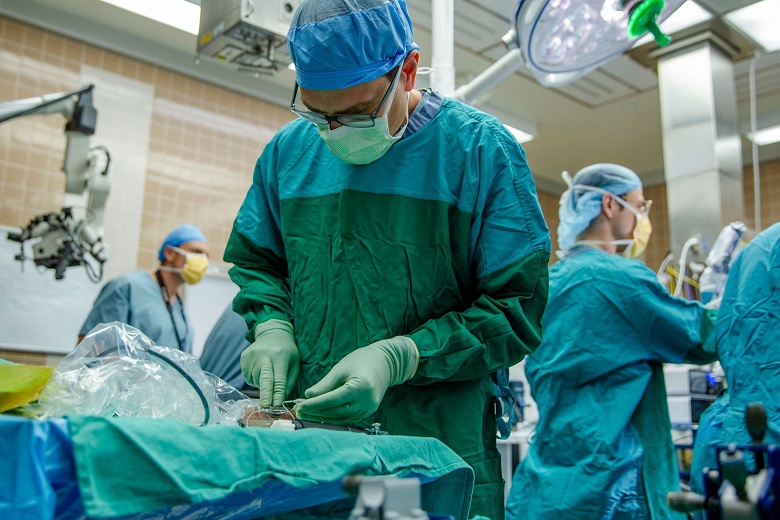 Гонка нейротехнологий набирает обороты: нейрохирурги компании Paradromics протестировали мозговой имплантат Connexus