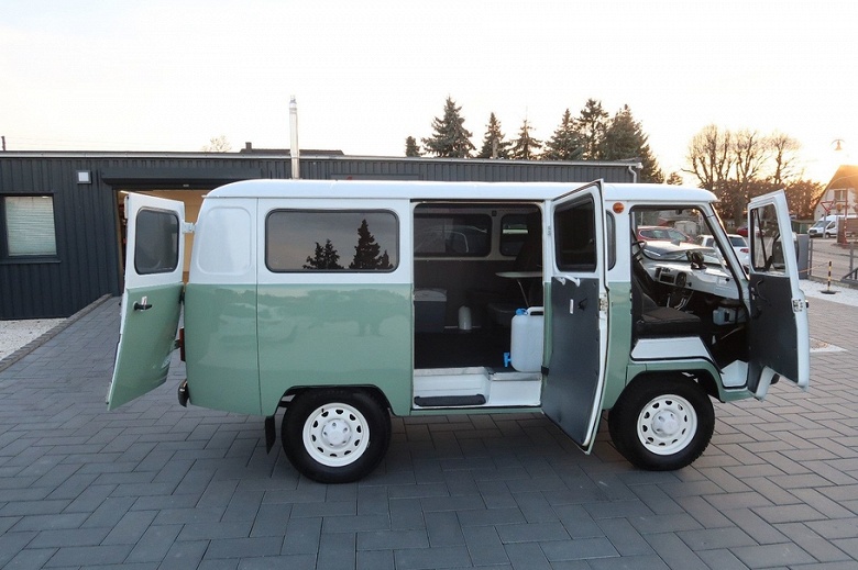 В Германии на продажу выставили редкую «Буханку»-автодом: двухцветный кузов, минимальный пробег и цена как у Volkswagen T7 - 2 В Германии на продажу выставили редкую «Буханку»-автодом: двухцветный кузов, минимальный пробег и цена как у Volkswagen T7