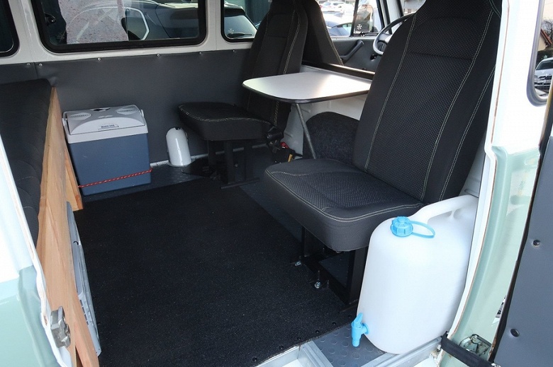 В Германии на продажу выставили редкую «Буханку»-автодом: двухцветный кузов, минимальный пробег и цена как у Volkswagen T7 - 4 В Германии на продажу выставили редкую «Буханку»-автодом: двухцветный кузов, минимальный пробег и цена как у Volkswagen T7