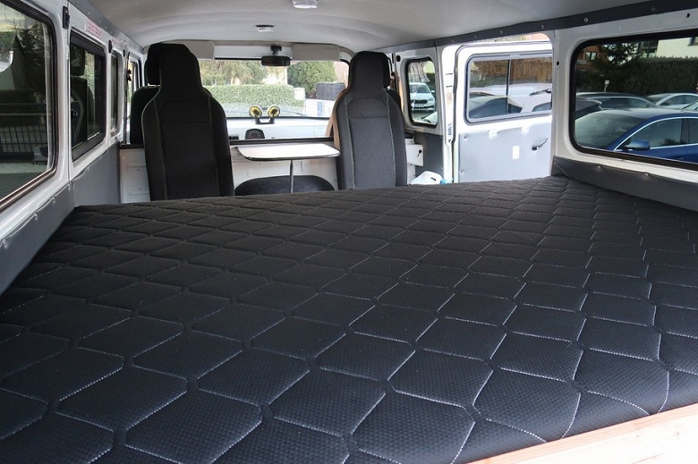 В Германии на продажу выставили редкую «Буханку»-автодом: двухцветный кузов, минимальный пробег и цена как у Volkswagen T7 - 5 В Германии на продажу выставили редкую «Буханку»-автодом: двухцветный кузов, минимальный пробег и цена как у Volkswagen T7