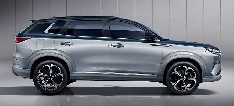 В России официально появился кроссовер размером с Geely Monjaro. Dongfeng Huge получит 1,5-литровый мотор как Honda Accord и предложит просторный салон