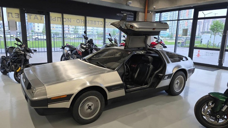 В России продают культовый DeLorean DMC-12 из фильма «Назад в будущее». За символ научной фантастики 80-х годов просят 13 миллионов рублей - 1 В России продают культовый DeLorean DMC-12 из фильма «Назад в будущее». За символ научной фантастики 80-х годов просят 13 миллионов рублей