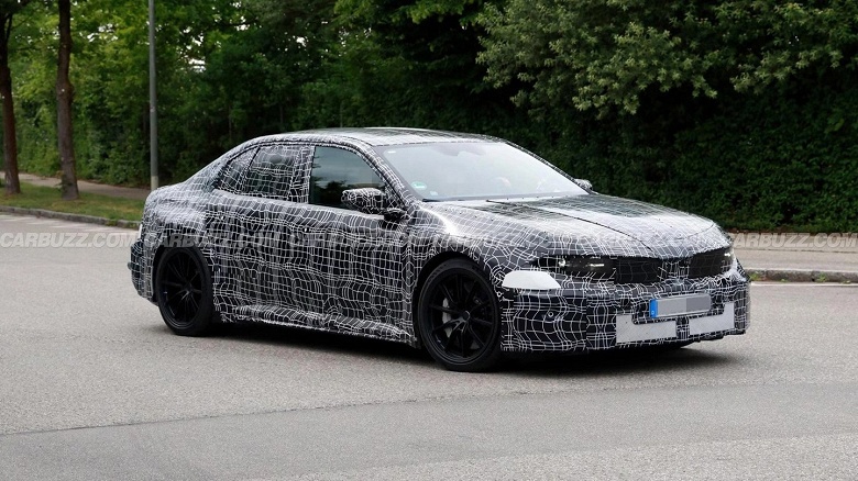 &laquo;Акулий&raquo; нос и более классический дизайн. Новую &laquo;тройку&raquo; BMW iM3 показали вживую