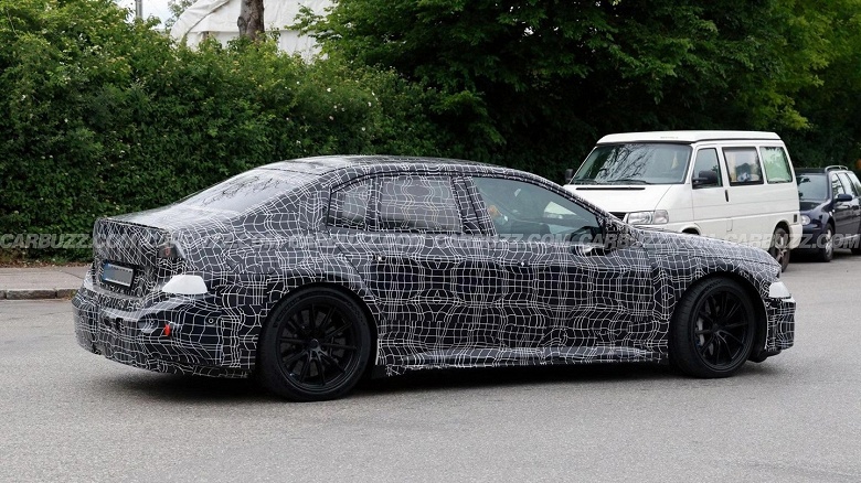 &laquo;Акулий&raquo; нос и более классический дизайн. Новую &laquo;тройку&raquo; BMW iM3 показали вживую