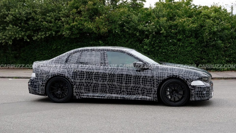 &laquo;Акулий&raquo; нос и более классический дизайн. Новую &laquo;тройку&raquo; BMW iM3 показали вживую