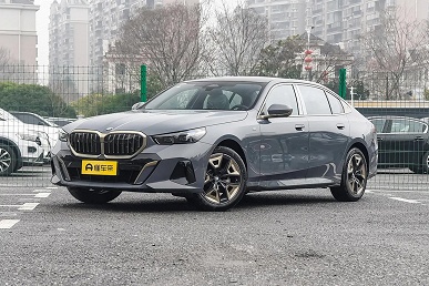 В России начали принимать заказы на совершенно новые BMW 5 серии 525Li и 530Li — такие «пятерки» длиннее «семерки» в кузове G11