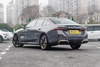 В России начали принимать заказы на совершенно новые BMW 5 серии 525Li и 530Li — такие «пятерки» длиннее «семерки» в кузове G11