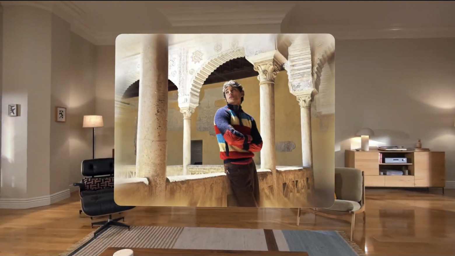 Эти сцены доступны в приложениях Фото, Spatial Gallery и Safari. Разработчики могут использовать Spatial Scene API для создания еще более погруженных приложений.